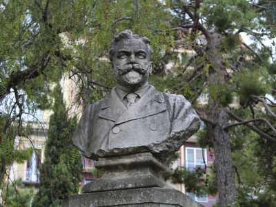 Tra le foglie spuntano poi i busti di tre uomini illustri: l�economista Salvatore Cognetti De Martiis (ritratto nel 1903 dallo scultore Filippo Cifariello)...